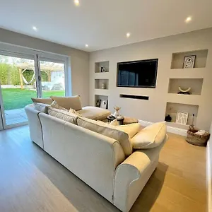 Modern, With Large Garden Holiday home