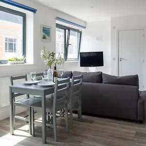 Modern One Bedroom In Town Centre & 4 Min To The Beach Apartment